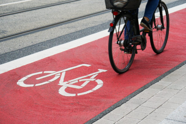 Rassistische Radfahrerin attackiert dreijähriges Mädchen © Shutterstock, bearbeitet by iQ