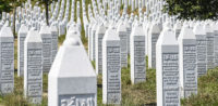 Gedenkstätte in Srebrenica © shutterstock, bearbeitet by iQ