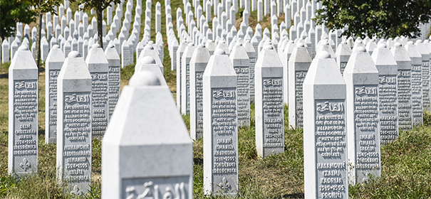 Gedenkstätte in Srebrenica © shutterstock, bearbeitet by iQ