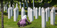 Gedenkstätte in Srebrenica © Anadolu Ajans, bearbeitet by iQ