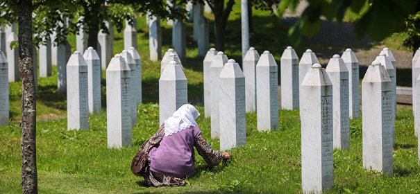 Gedenkstätte in Srebrenica © Anadolu Ajans, bearbeitet by iQ