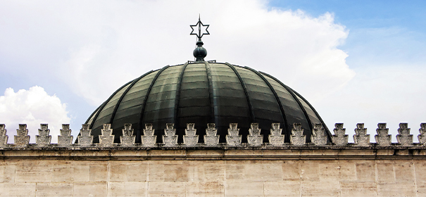 Symbolbild: Synagoge © Shutterstock, bearbeitet by iQ.