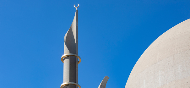 Minarette der Kölner Zentralmoschee © shutterstock, bearbeitet by iQ.