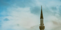 Symbolbild: öffentlicher Gebetsruf von einer Minarette, Moschee © shutterstock, bearbeitet by iQ.