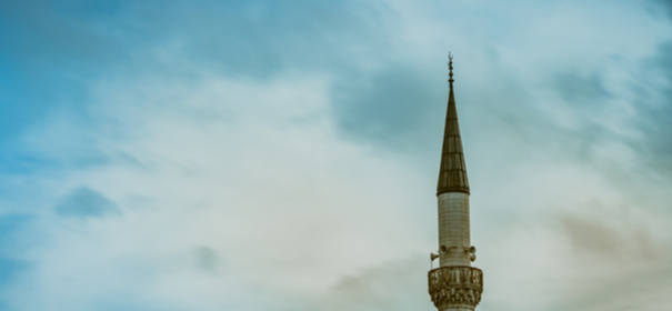 Symbolbild: öffentlicher Gebetsruf von einer Minarette, Moschee © shutterstock, bearbeitet by iQ.