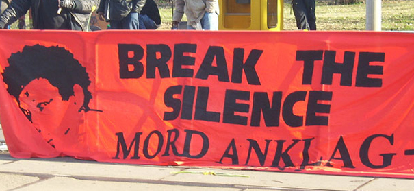 Während einer Kundgebung zum Tod von Oury Jalloh © Uwe Hiksch @ flickr.com (CC 2.0), bearb. MiG