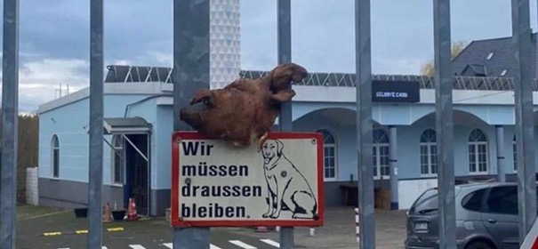 Abgetrennter Schweinekopf vor Moschee in Dortmund abgelegt, Moscheen © Facebook, bearbeitet by iQ