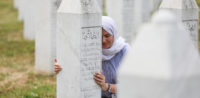 Symbolbild: Srebrenica © AA, bearbeitet by iQ