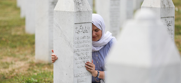 Symbolbild: Srebrenica © AA, bearbeitet by iQ