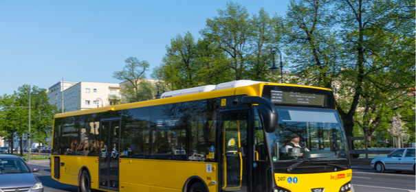 Symbolbild: Bus in Berlin © Shutterstock, bearbeitet by iQ.