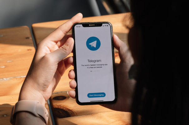 Kritik an Telegram wegen extremistischer Inhalte nimmt zu (c)shutterstock, bearbeitet by iQ