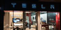 Symbolbild: Tesla Geschäft © Shutterstock, bearbeitet by iQ