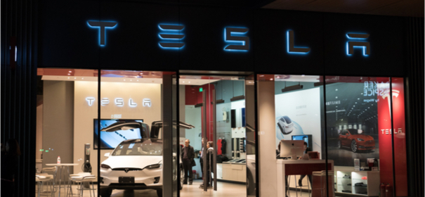 Symbolbild: Tesla Geschäft © Shutterstock, bearbeitet by iQ
