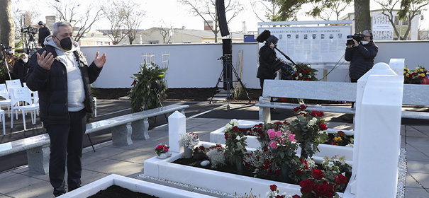 Zentrale Gedenkstunde auf dem Hanauer Hauptfriedhof © Anadolu Images, bearbeitet by iQ.