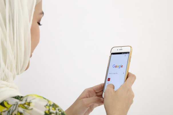 Mögliche Datensammlung über Muslime - Google sperrt Apps (c)shutterstock, bearbeitet by iQ