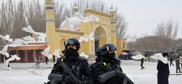 Verfolgung der Uiguren: Polizei steht vor Moschee in Xinjiang © Xinjiang Police Files, bearbeitet by iQ