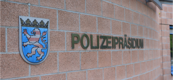 Symbolbild: Polizei Hessen © shutterstock, bearbeitet by iQ.