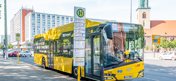 Symbolbild: Bus in Berlin © shutterstock, bearbeitet by iQ