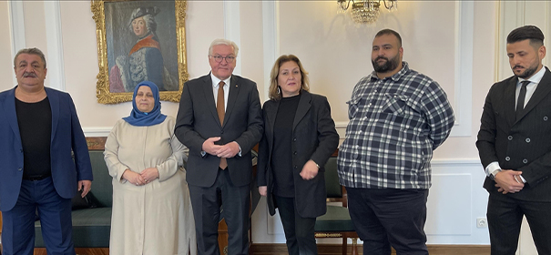 Bundespräsident Frank Walter Steinmeier empfängt Angehörige des Brandanschlags in Mölln © AA, bearbeitet by iQ.