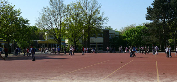 Grundschule in Hanau © Facebook, bearbeitet by iQ.