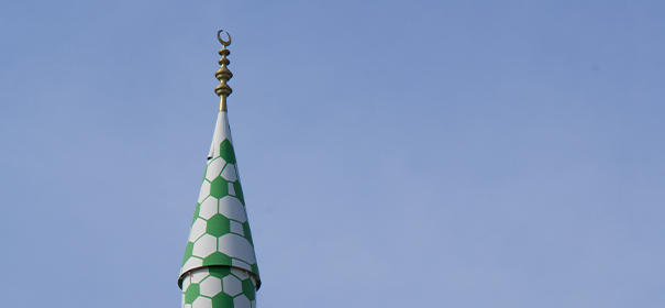 Minarett der Hamburger Zentrum-Moschee © shutterstock, bearbeitet by iQ.