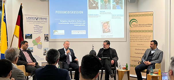 Podiumsdiskussion in Mainz © Schura, bearbeitet by iQ.