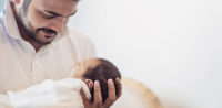 Vater mit neugeborenem Sohn © shutterstock, bearbeitet by islamiQ