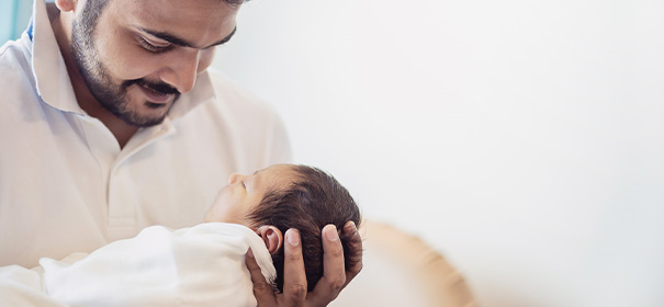 Vater mit neugeborenem Sohn © shutterstock, bearbeitet by islamiQ