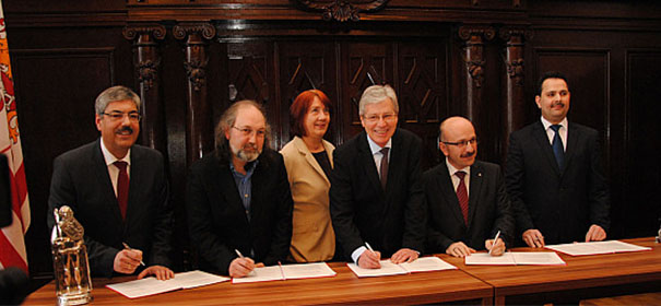 Muslime unterzeichnen Staatsvertrag in Bremen © VIKZ, bearbeitet by iQ.