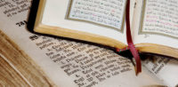 Symbolbild: Koran und Bibel © Shutterstock, bearbeitet by iQ.