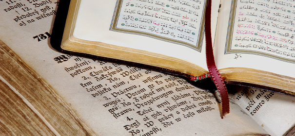 Symbolbild: Koran und Bibel © Shutterstock, bearbeitet by iQ.