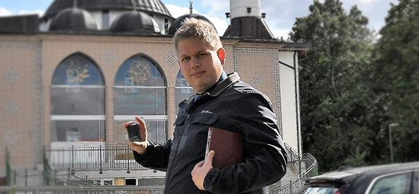 Rasmus Paludan mit dem Koran in der Hand © AA, bearbeitet by iQ.