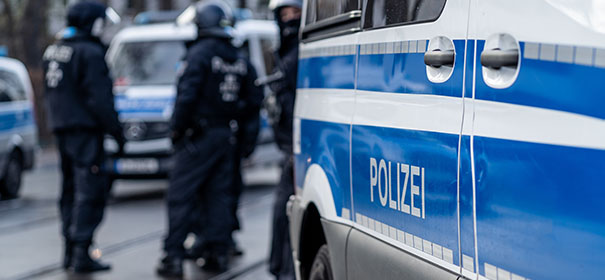 Symbolbild: Polizei © Shutterstock, bearbeitet by iQ.