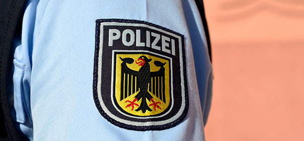 Symbolbild: Polizei, Polizeidienst © Shutterstock, bearbeitet by iQ.