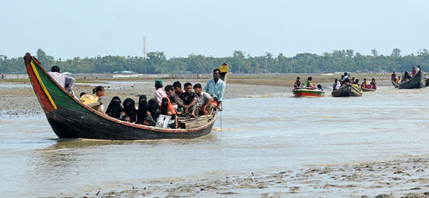 Symbolbild: Rohingya auf der Flucht © Shutterstock, bearbeitet by iQ.