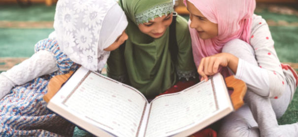 Kinder in der Moschee © Shutterstock, bearbeitet by iQ.