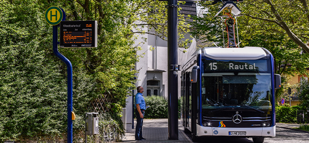Busfahrer und Bushaltestelle