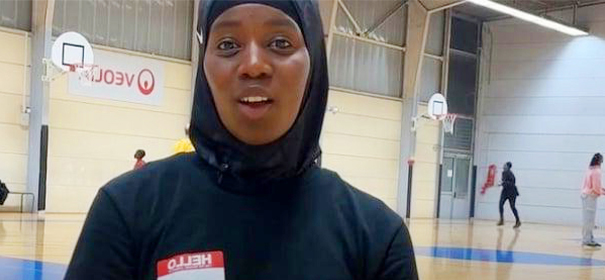 Basketballspielerin Salimata Sylla wurde wegen ihrem Kopftuch des Spiels verwiesen