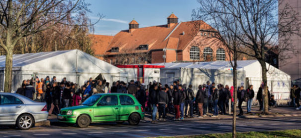 Symbolbild: Flüchtlingsunterkunft Berlin © shutterstock, bearbeitet by iQ