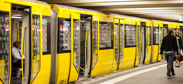 U-Bahn in Berlin © shutterstock, bearbeitet by iQ.