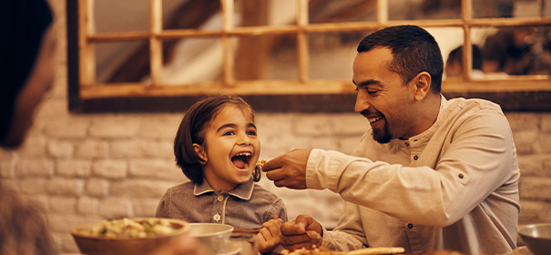 Symbolbild: Iftar mit der Familie © shutterstock, bearbeitet by iQ.