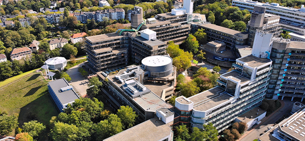 Symbolbild: Universität Wuppertal © shutterstock, bearbeitet by iQ.