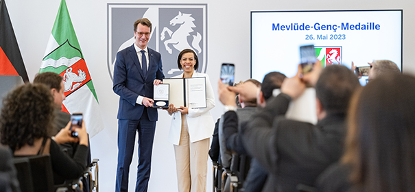IDA-NRW erhält Mevlüde-Genç-Medaille © Land NRW - Mark Hermenau, bearbeitet by iQ