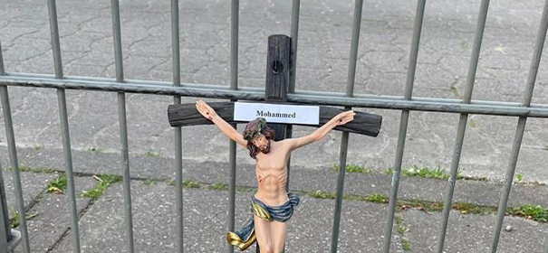 Jesus-Skulptur vor Bremer Moschee hinterlegt