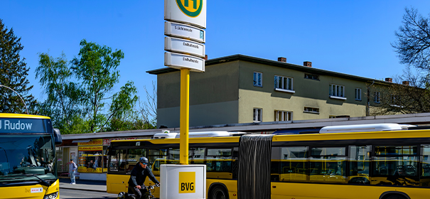 Symbolbild: Bus in Berlin © shutterstock, bearbeitet by iQ