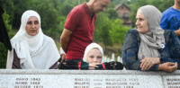 Gedenkstätte in Srebrenica © shutterstock, bearbeitet by iQ