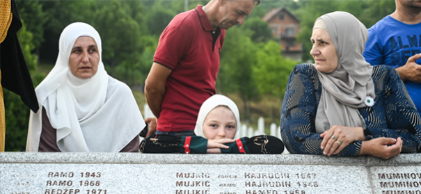 Gedenkstätte in Srebrenica © shutterstock, bearbeitet by iQ