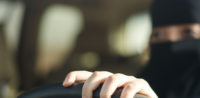 Symbolbild: Frau mit Niqab fährt Auto © shutterstock, bearbeitet by iQ.