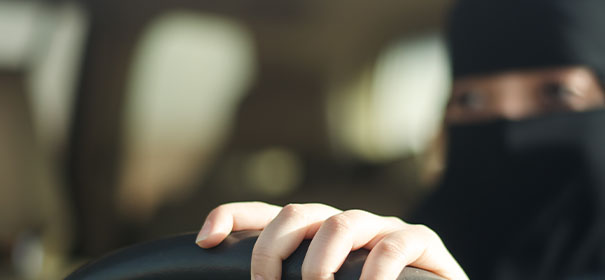 Symbolbild: Frau mit Niqab fährt Auto © shutterstock, bearbeitet by iQ.