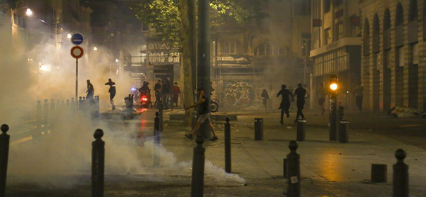 Symbolbild: Proteste in Frankreich © Shutterstock, bearbeitet by iQ